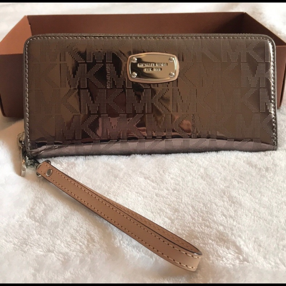 NWT! Michael Kors Wallet/Wristlet Clutch